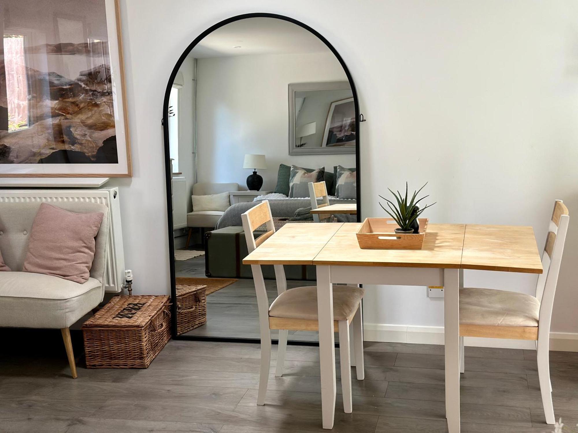 Alderbury Apartment *